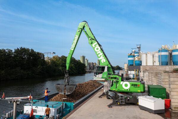 Combined transport: SENNEBOGEN material handler 835 G supports intermodal transport chain